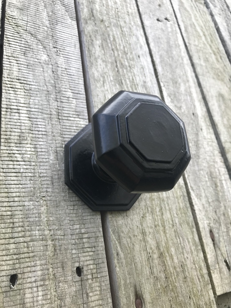 Een grote vast staande deurknop, zeer solide, mat zwart