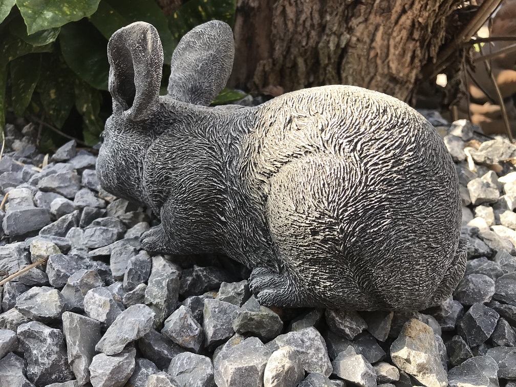 Stenen beeld van een konijn, dieren figuur, tuindecoratie