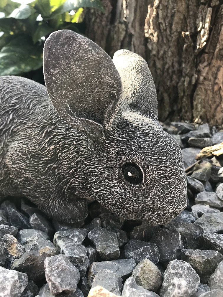 Stenen beeld van een konijn, dieren figuur, tuindecoratie