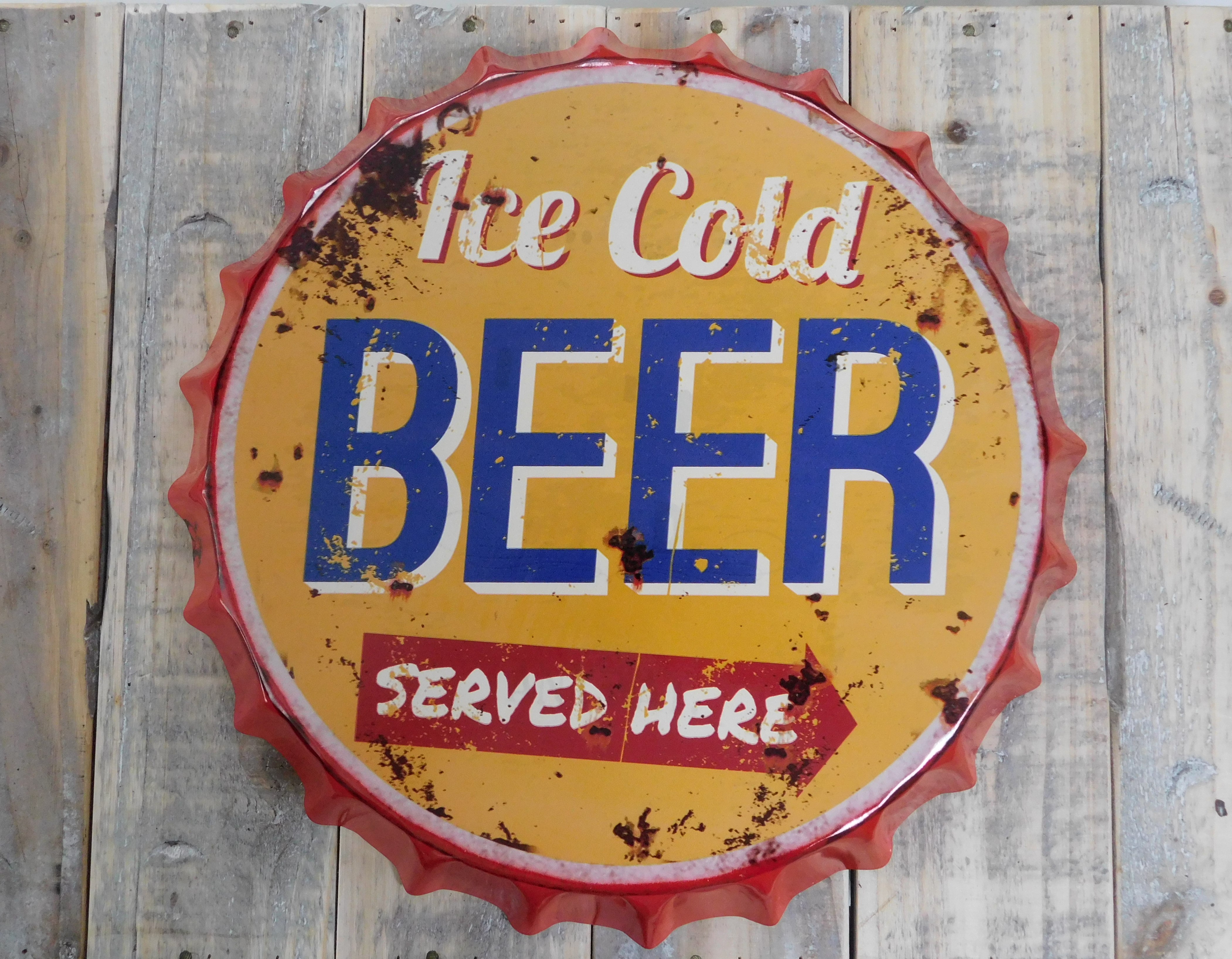 Prachtige metalen kroonkurk met tekst: ice cold beer served here!!