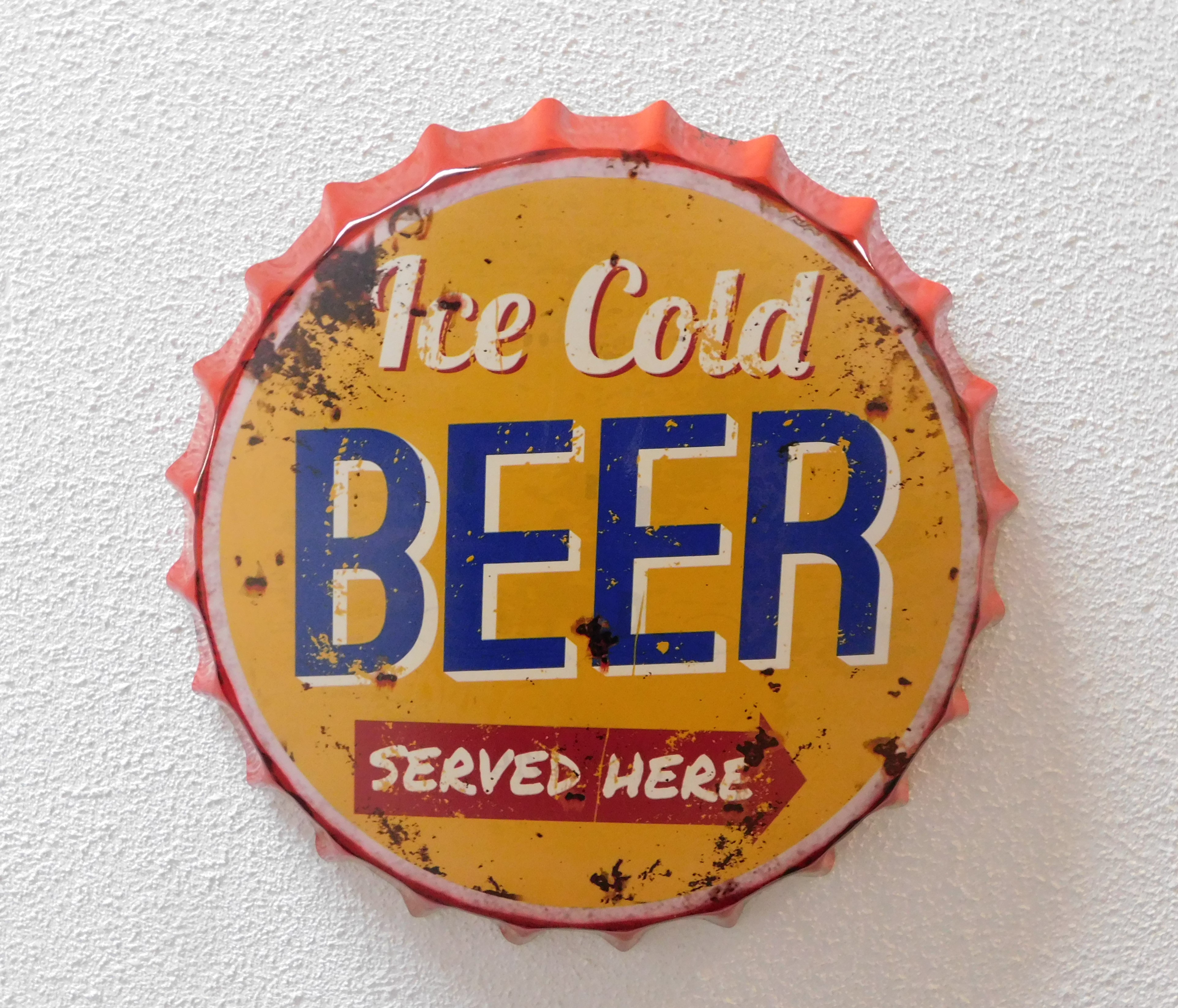 Prachtige metalen kroonkurk met tekst: ice cold beer served here!!