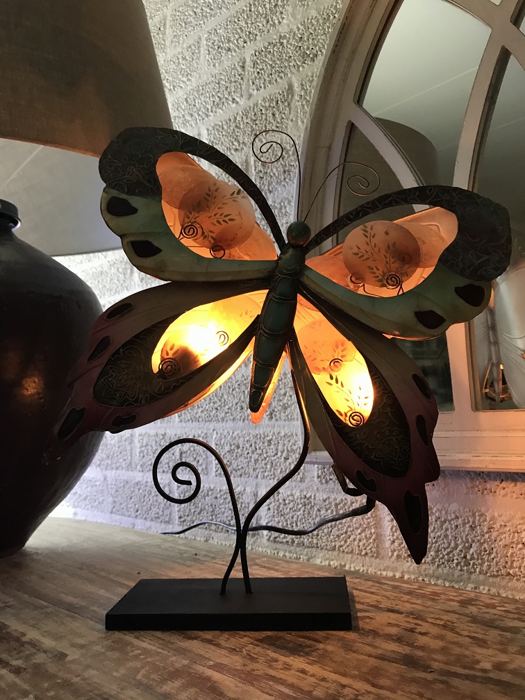 Een metalen lamp in de vorm van een vlinder, heel erg leuk!