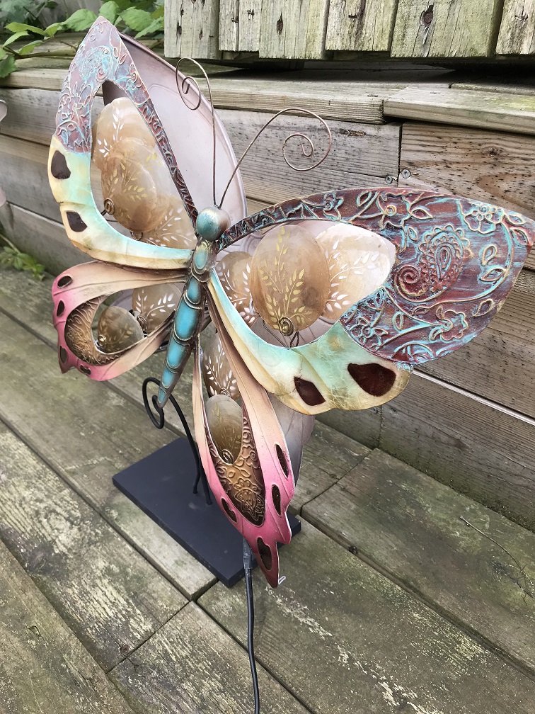 Een metalen lamp in de vorm van een vlinder, heel erg leuk!