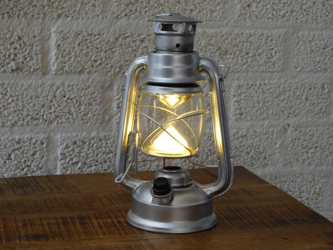Antiek uitziende olie-storm-lamp metaal zilver met led verlichting