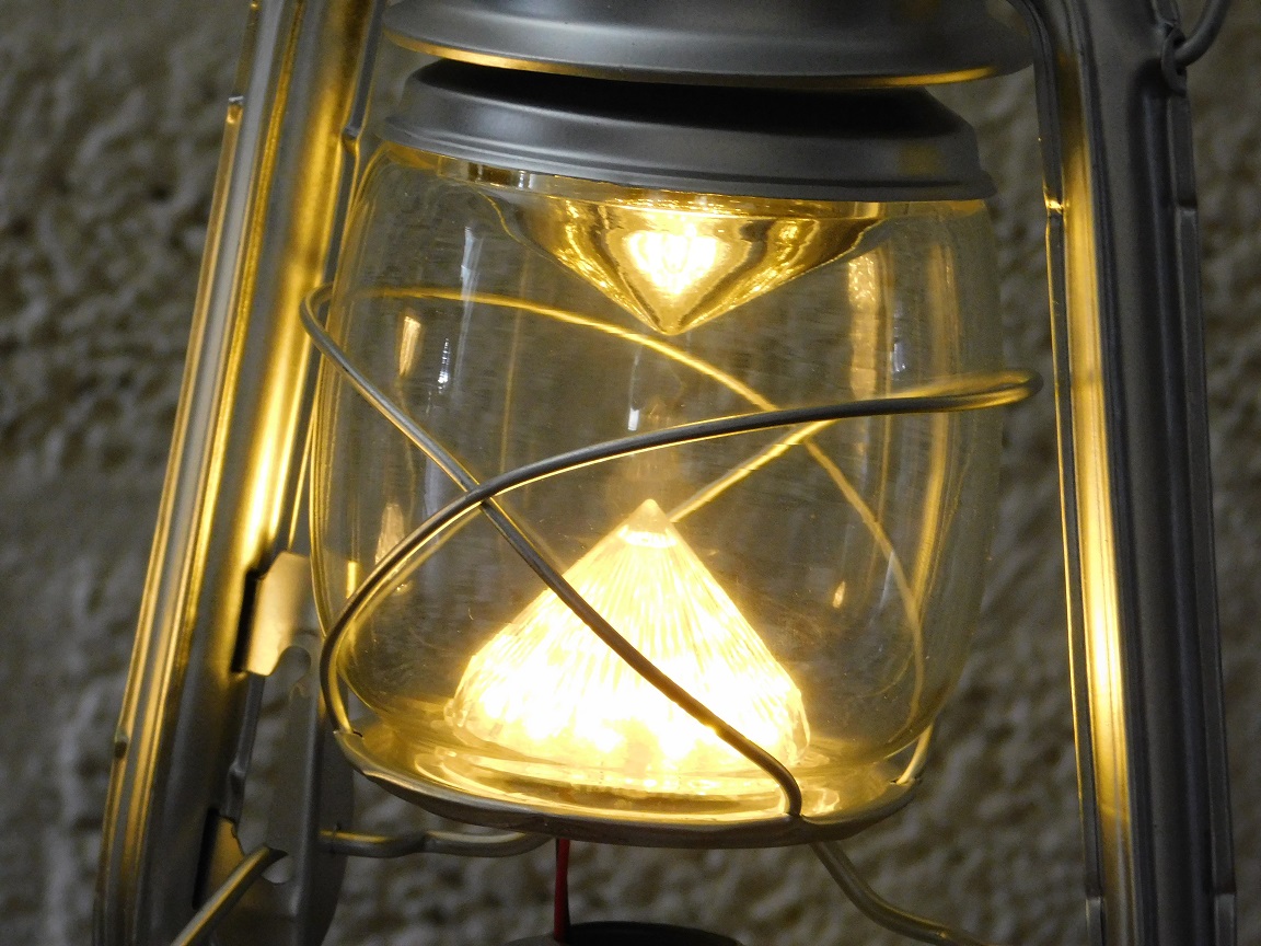 Antiek uitziende olie-storm-lamp metaal zilver met led verlichting