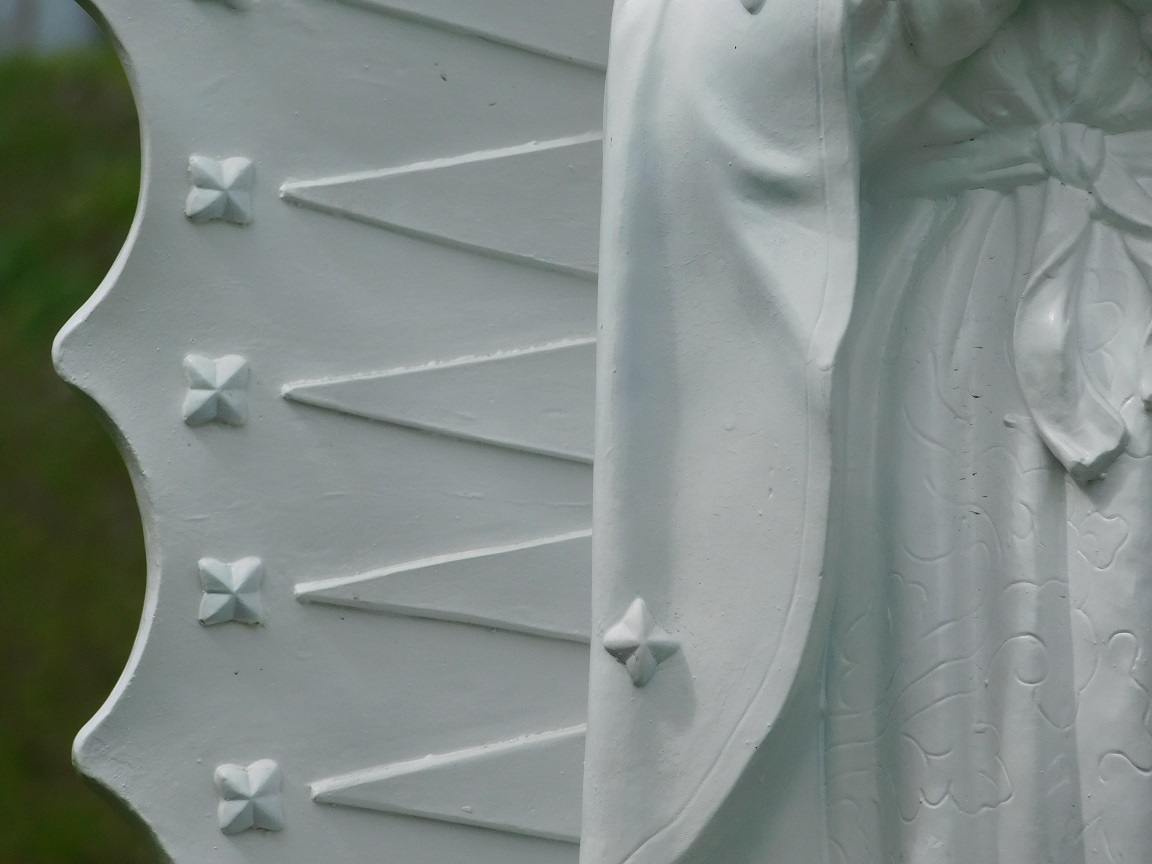 Wunderschöne vorsichtige Marienstatue mit Engeln und Rückenplatte, Polystone cremeweiß