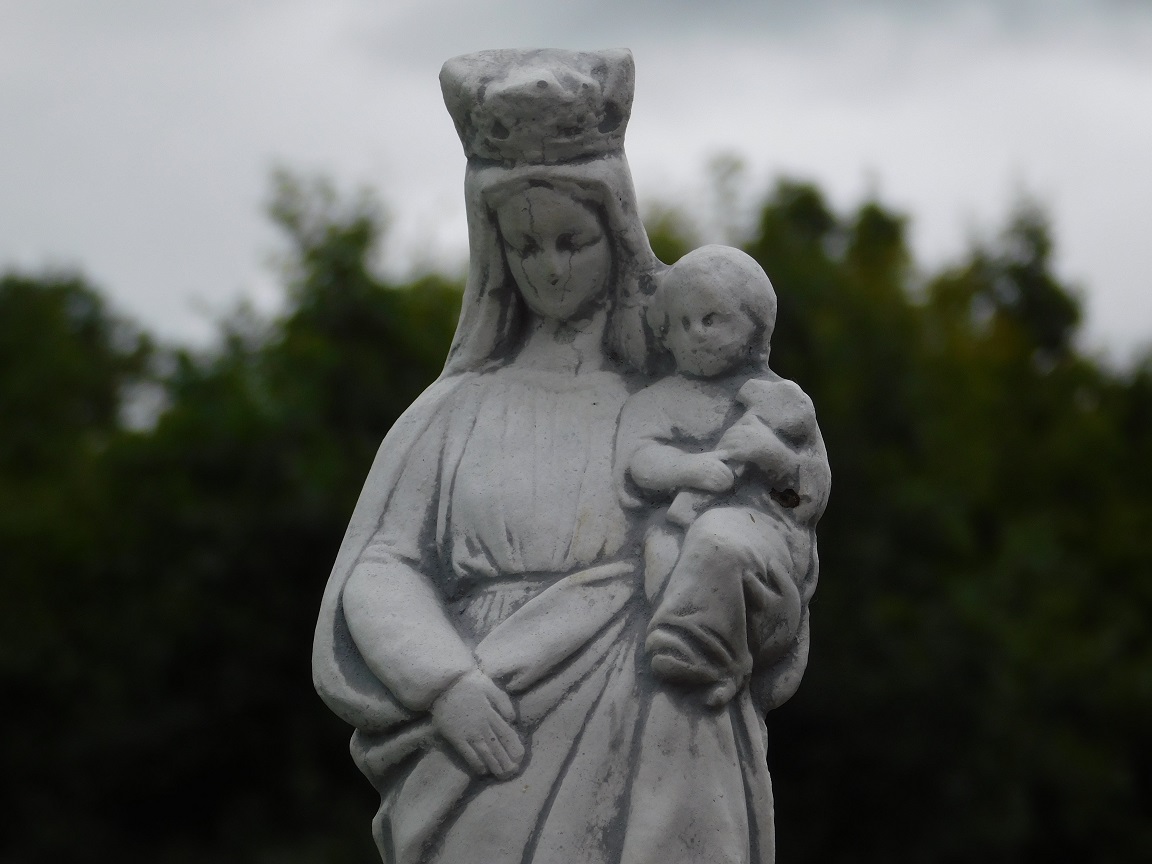 Maria mit Kind auf dem Arm, Vollstein, grau