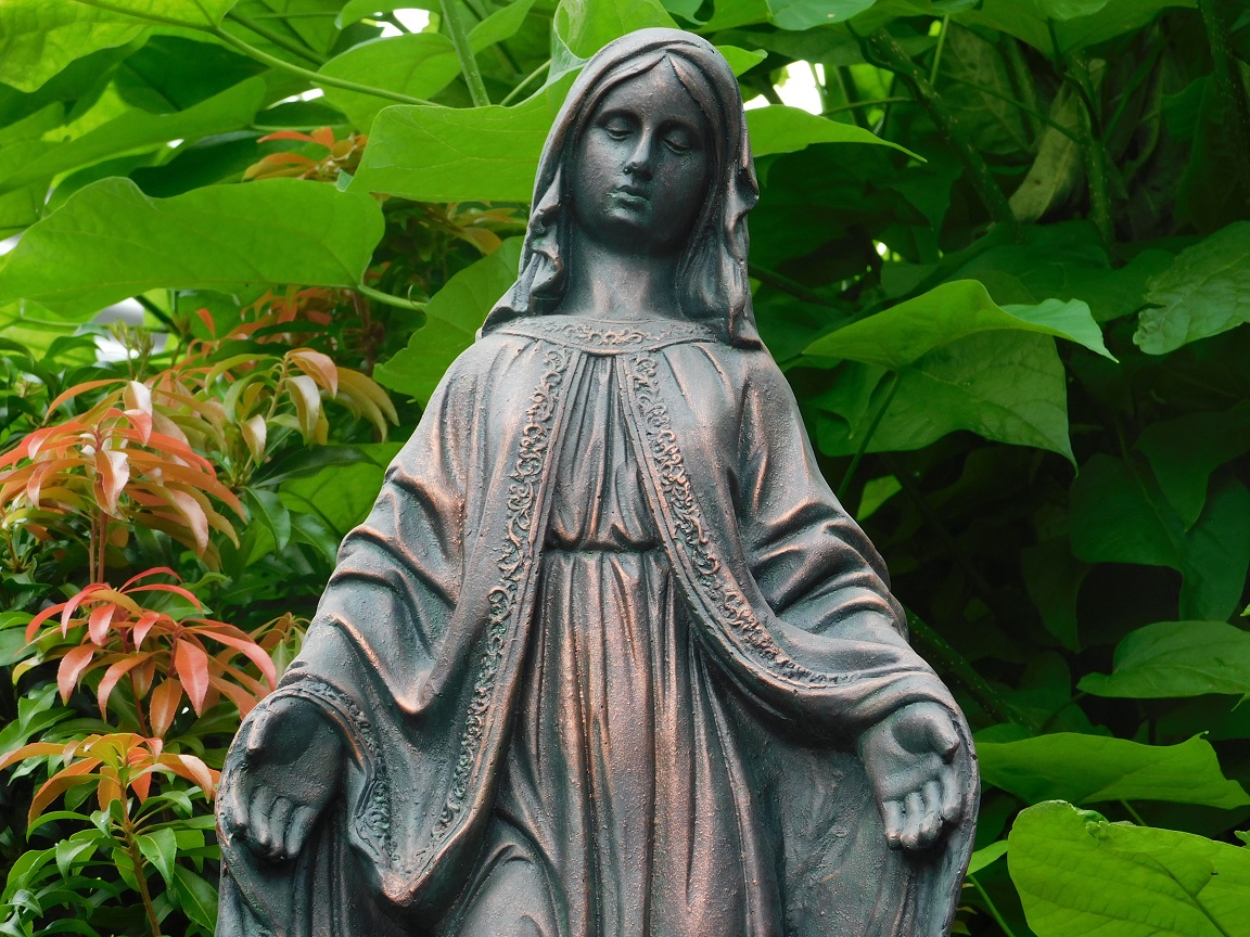 Fraai kerkelijk beeld van Maria, vervaardigd uit polystone