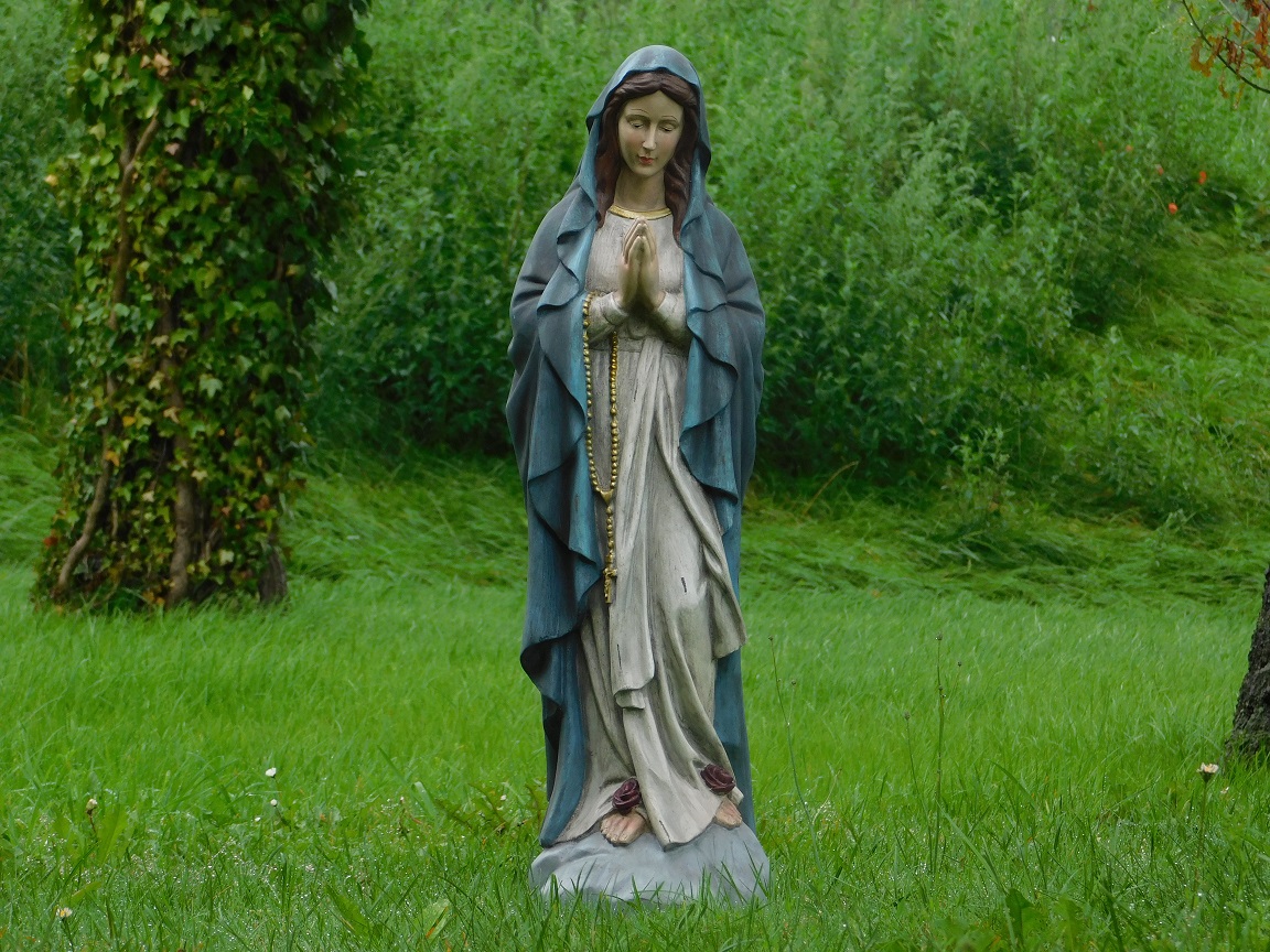 Gartenstatue Maria mit Rosenkranz, Statue in Farbe, christliche Figur