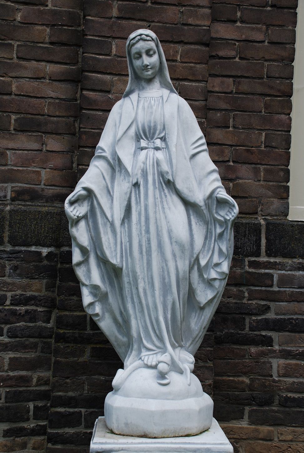 Mutter Maria, große Vollsteinskulptur