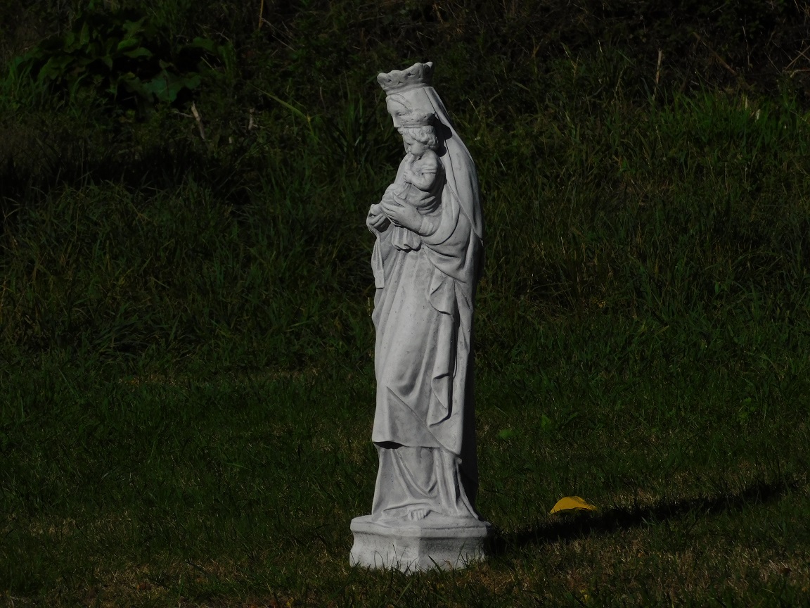 Tuinbeeld Maria met kind, vol stenen beeld, tuindecoratie