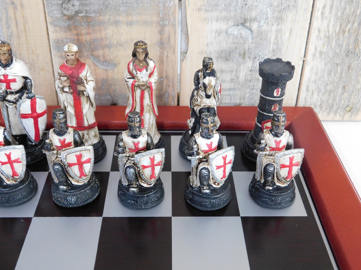 Ein Schachspiel mit dem Thema: 'MEDIEVAL KNIGHTS', schöne Schachfiguren als mittelalterliche Ritter auf einem hölzernen Schachbrett.