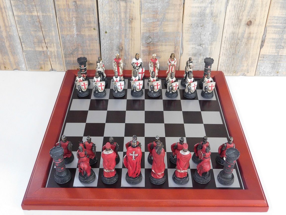 Ein Schachspiel mit dem Thema: 'MEDIEVAL KNIGHTS', schöne Schachfiguren als mittelalterliche Ritter auf einem hölzernen Schachbrett.
