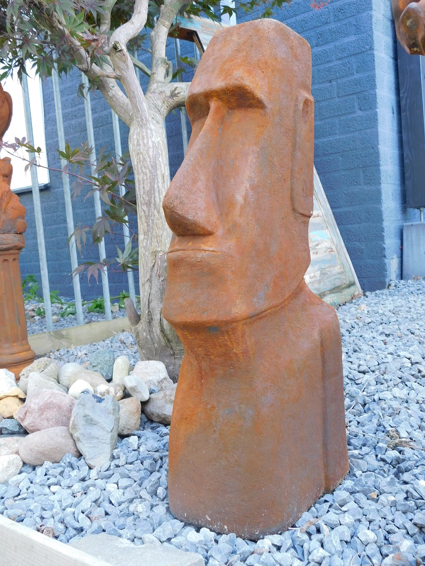 MOAI XXL, groot stenen beeld, van de paaseilanden, oxide.