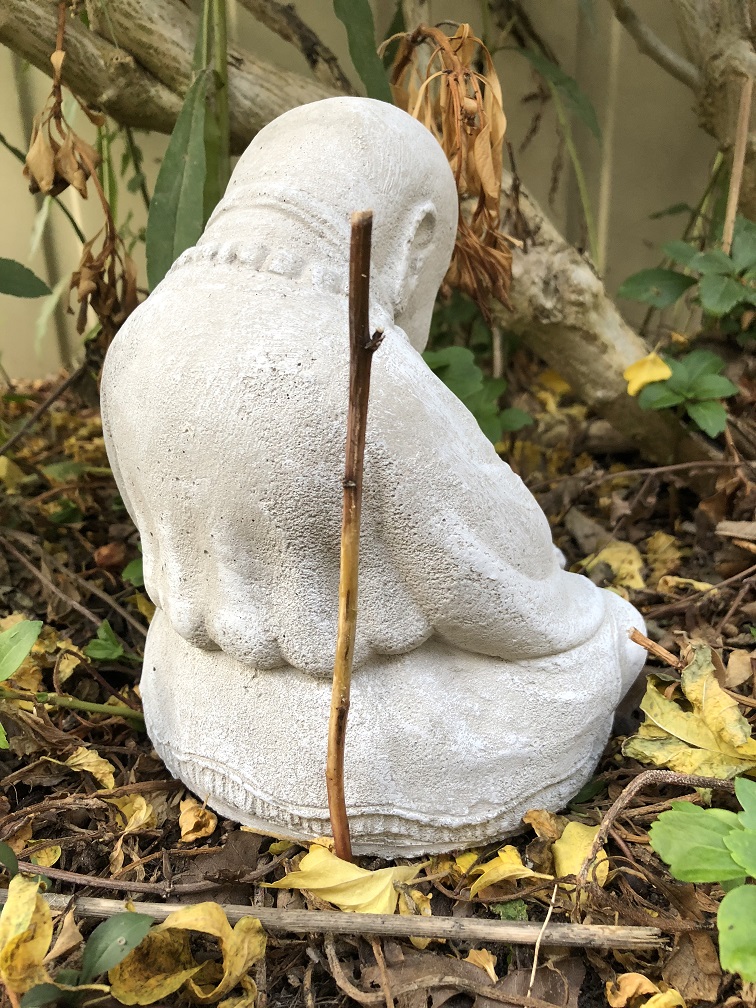 Shaolin-Mönch sitzend betend, voller Stein