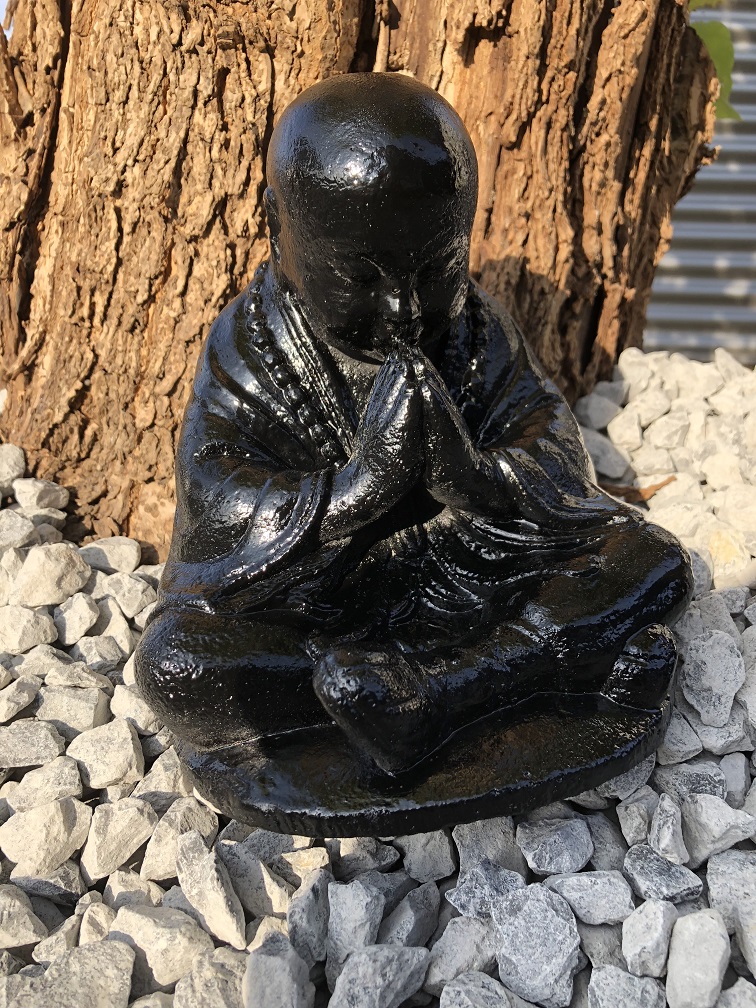 Shaolin-Mönch, sitzend, betend, voller schwarzer Stein