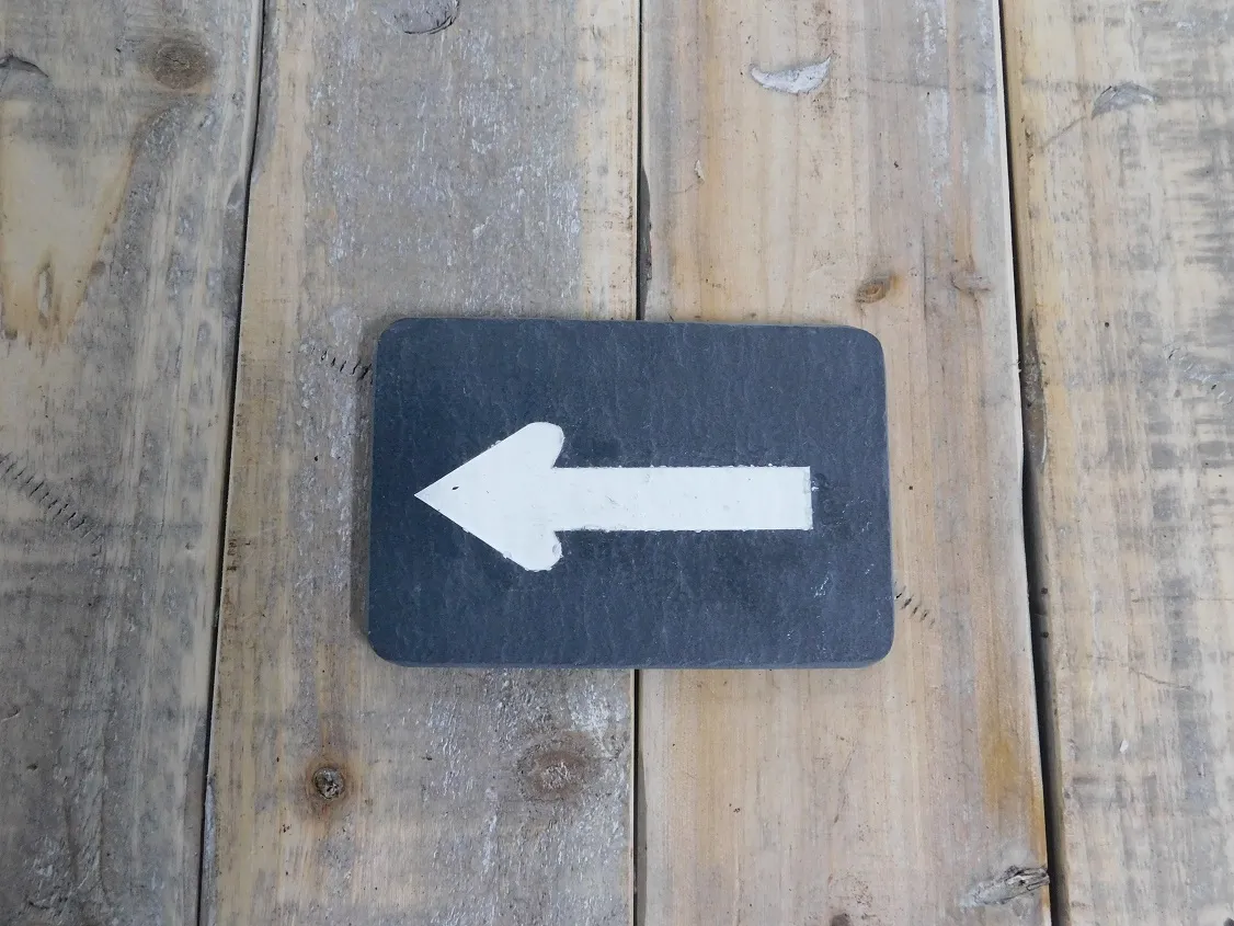 Bordje 'pijl' - van leisteen - houseandgarden.shop - dé webshop voor