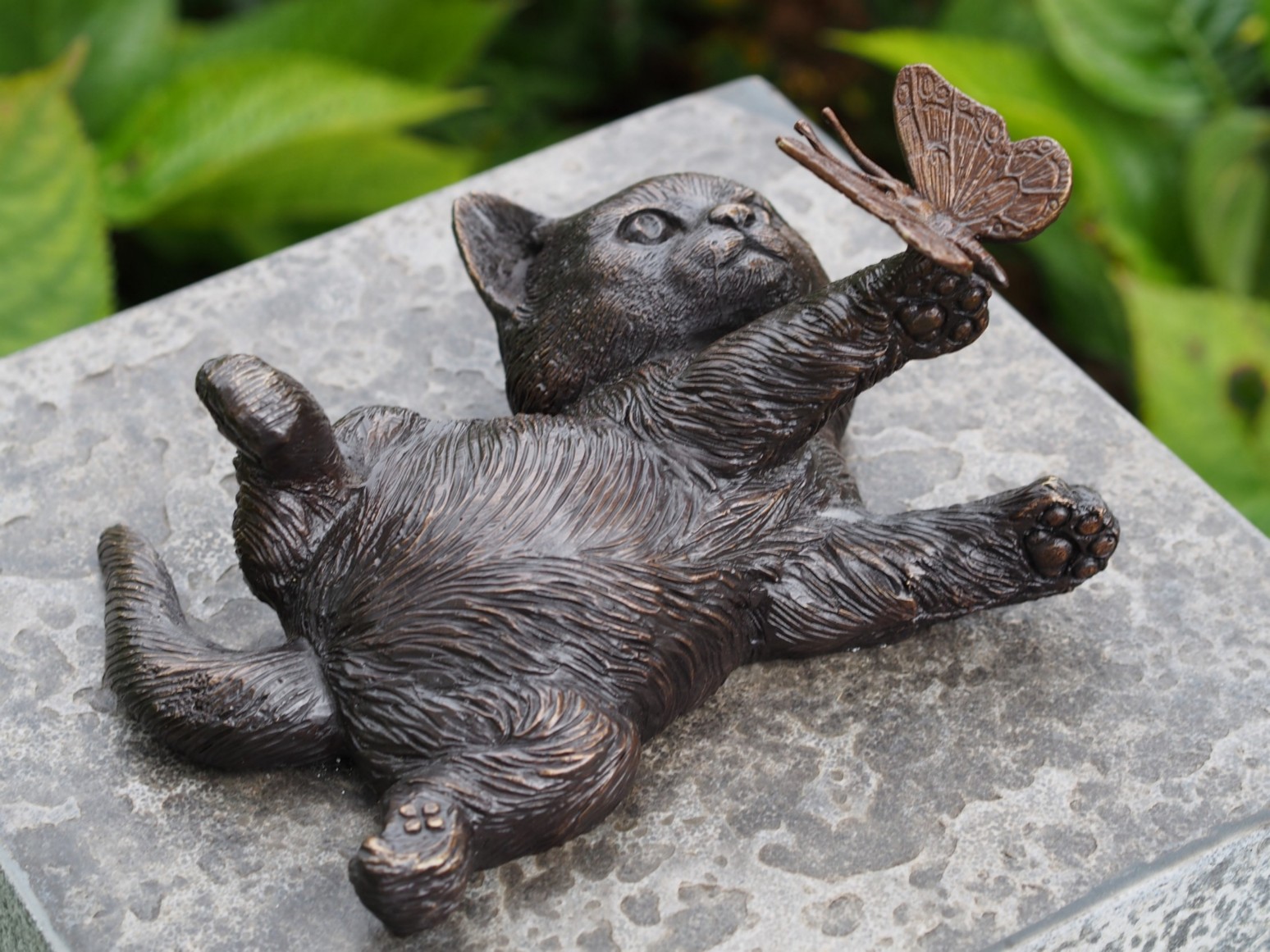 Spelende kitten, beeld brons, bronzen kat / poes met vlinder