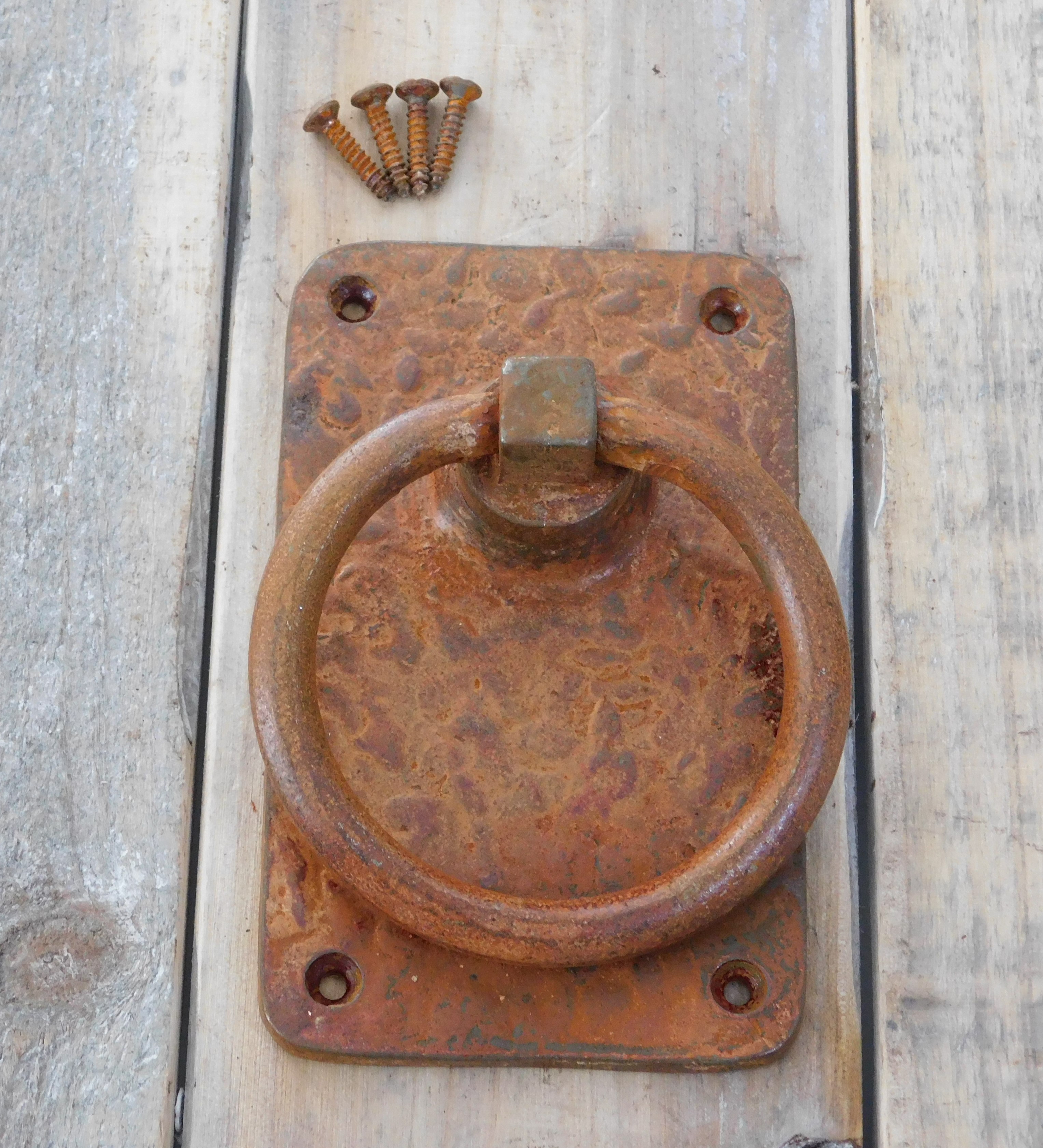 Rustieke grote ring als deursluiter/poortsluiter-rust gecoat metaal.