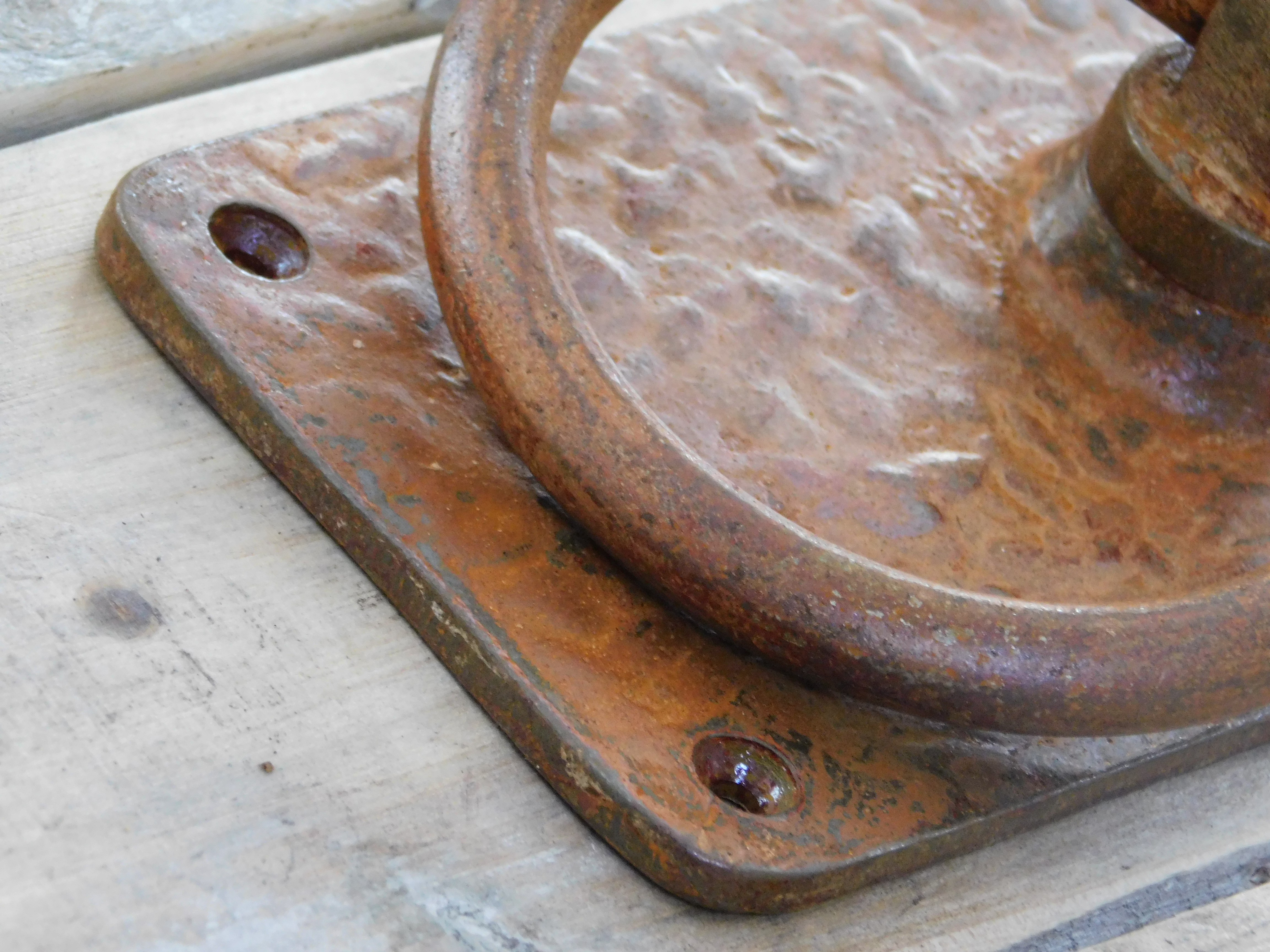 Rustieke grote ring als deursluiter/poortsluiter-rust gecoat metaal.