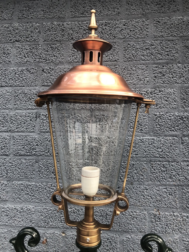 Buitenlamp, lantaarn met keramische fitting en glas, gegoten aluminium paal, groen, met koperen ronde kap, hoog 240 cm.