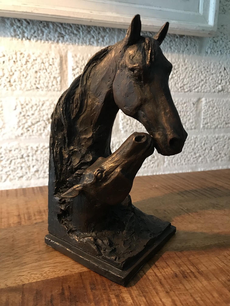Beeld-merrie met veulen, boekensteun paarden, paardenbeeld in bronzen optiek