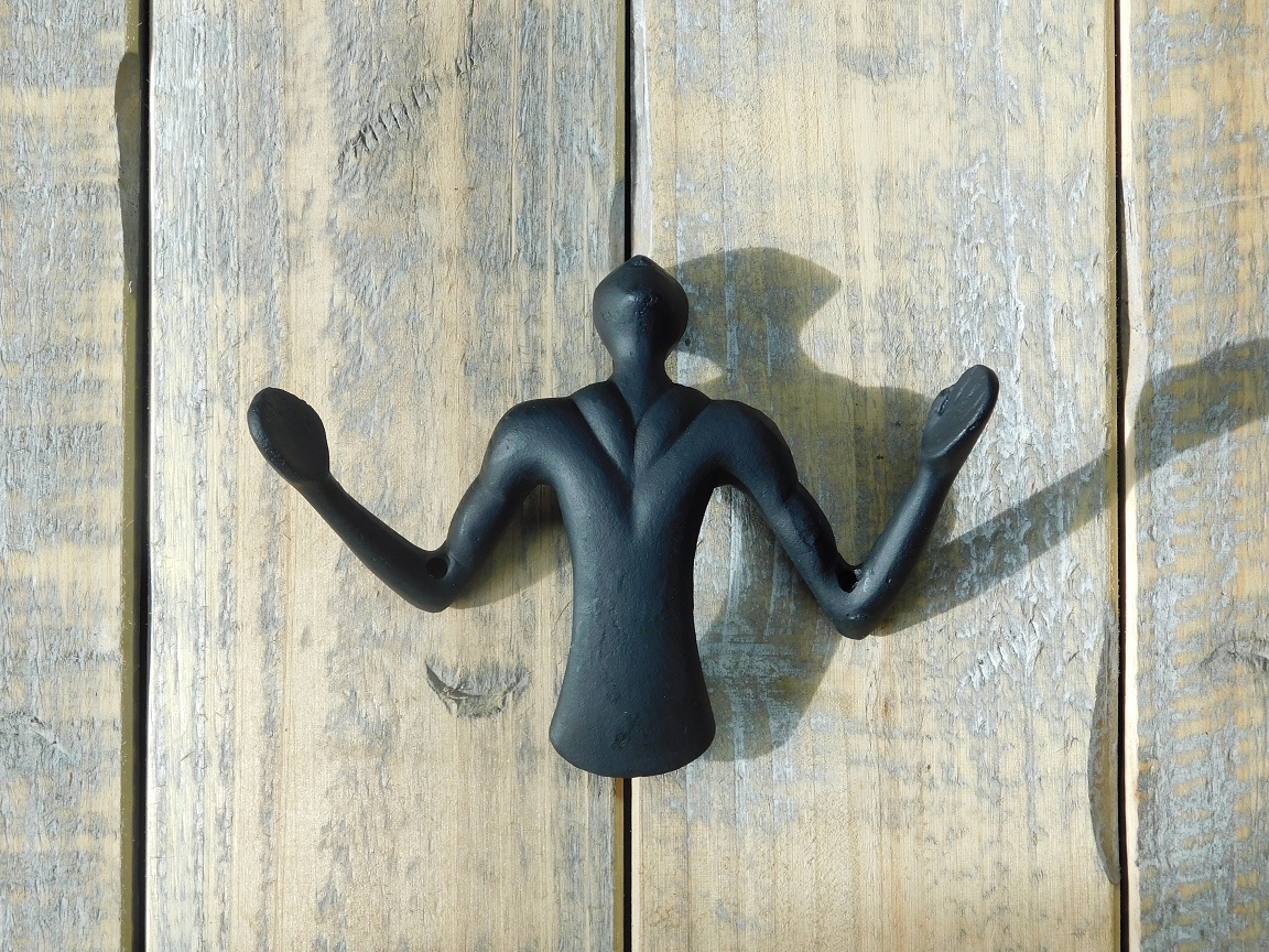 Kapstok - twee haken - sculptuur man - gietijzer