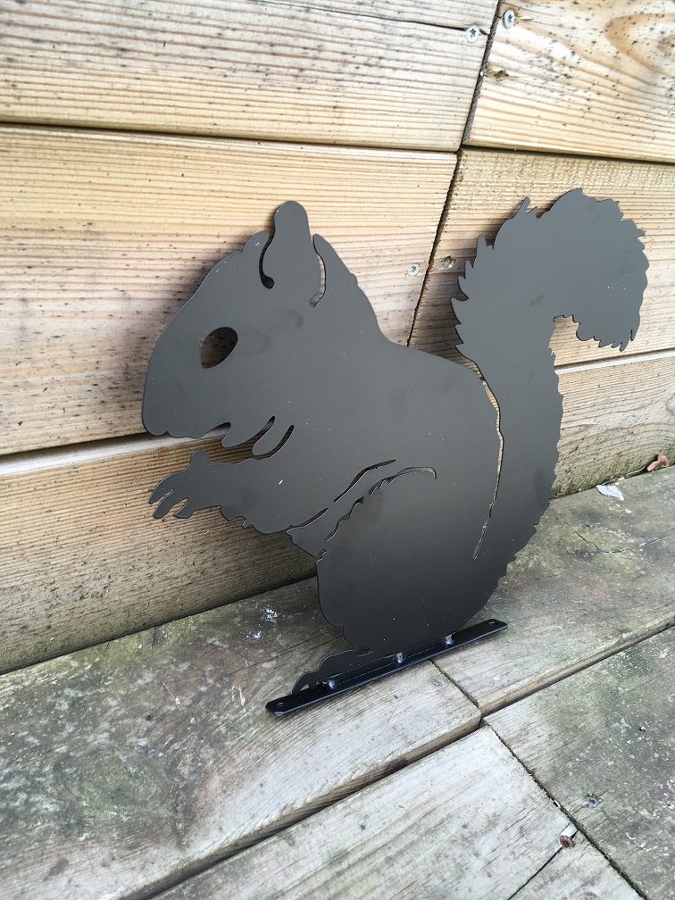 Prachtig silhouette van een eekhoorn, mat zwart metaal