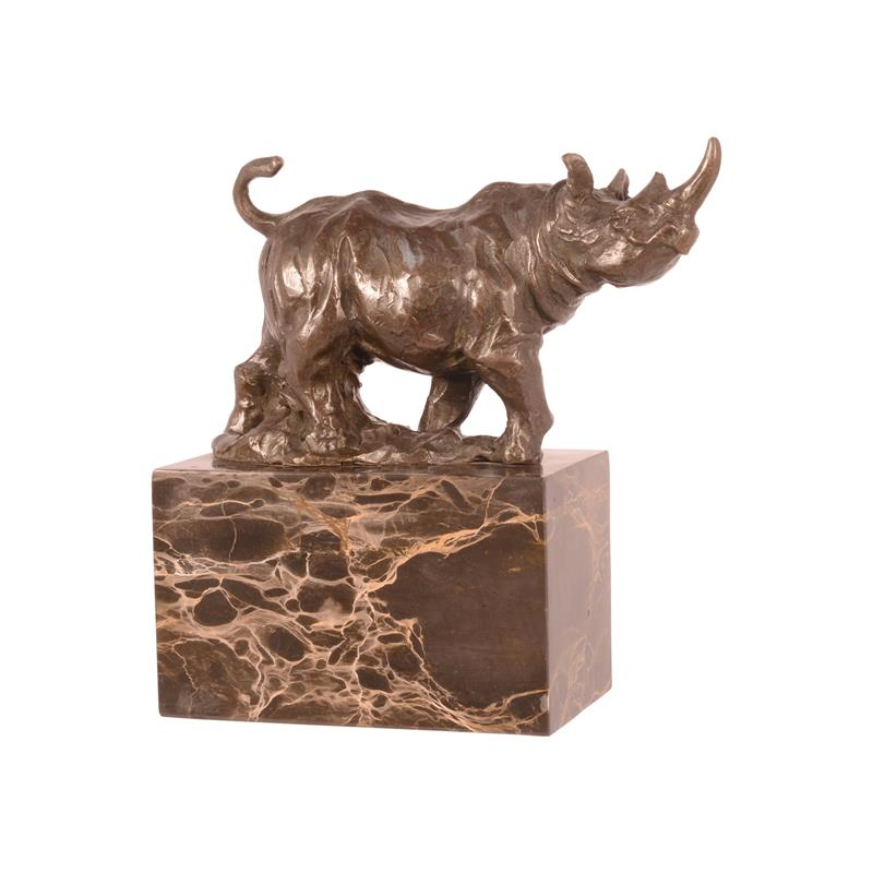Een bronzen beeld/sculptuur van een lopende neushoorn