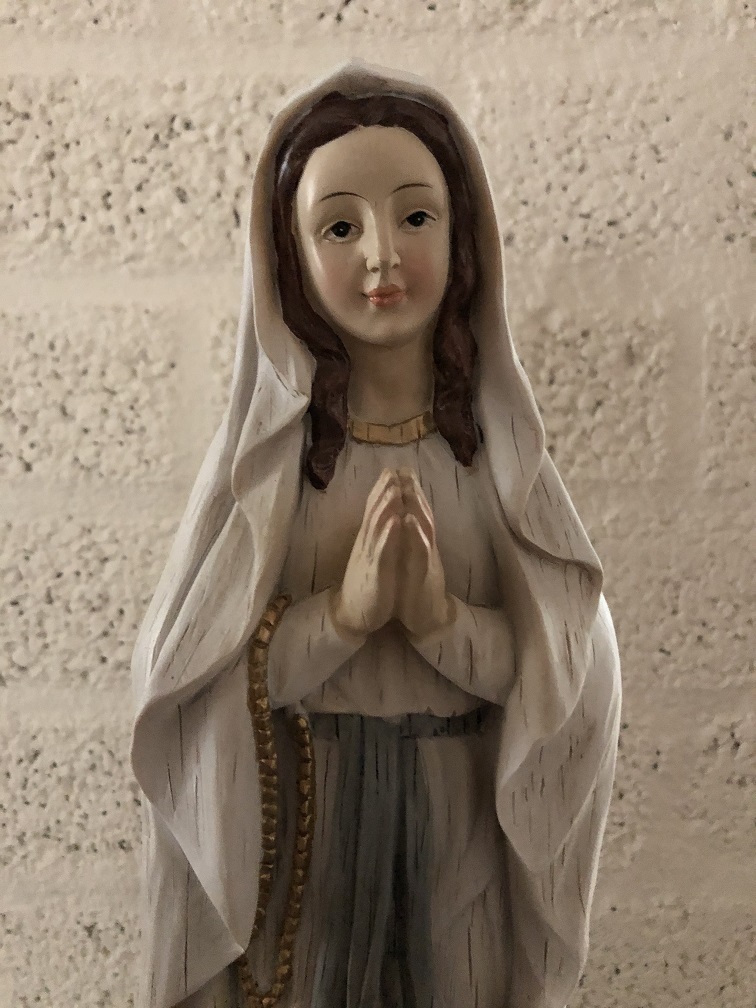 Mooi beeld van Maria biddend, polystone in woodlook.