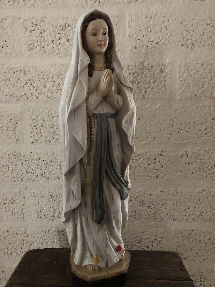 Mooi beeld van Maria biddend, polystone in woodlook.