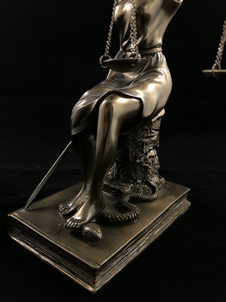 Een beeld van Vrouwe Justitia, zittend, brons-look, heel mooi!