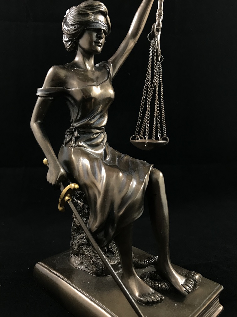 Een beeld van Vrouwe Justitia, zittend, brons-look, heel mooi!