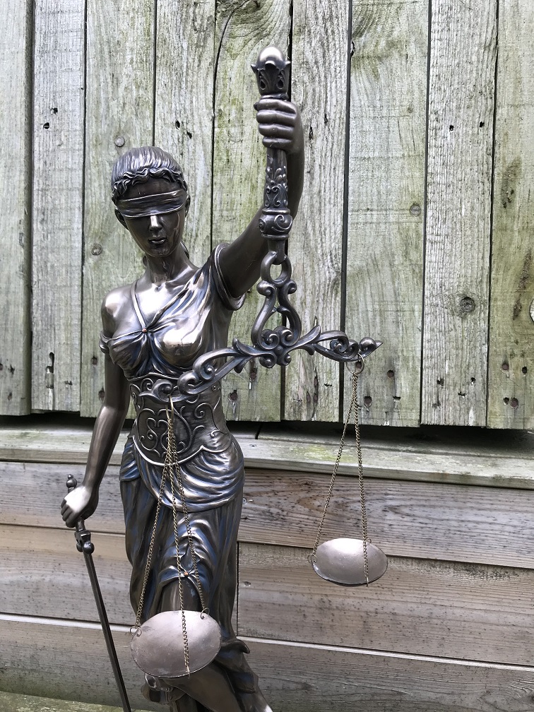 Een groot beeld van Vrouwe Justitia, brons-look, heel mooi!