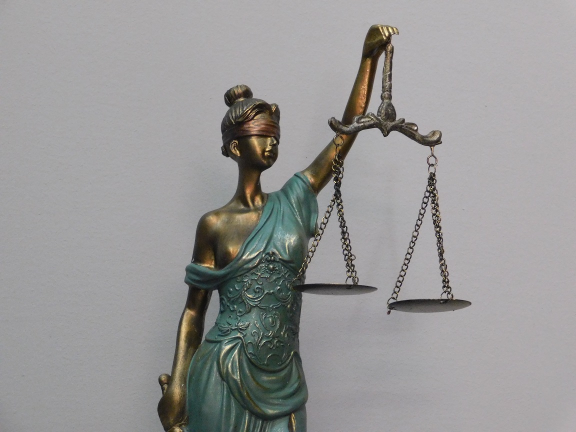 Groot beeld van Vrouwe Justitia, polystone,  turquoise