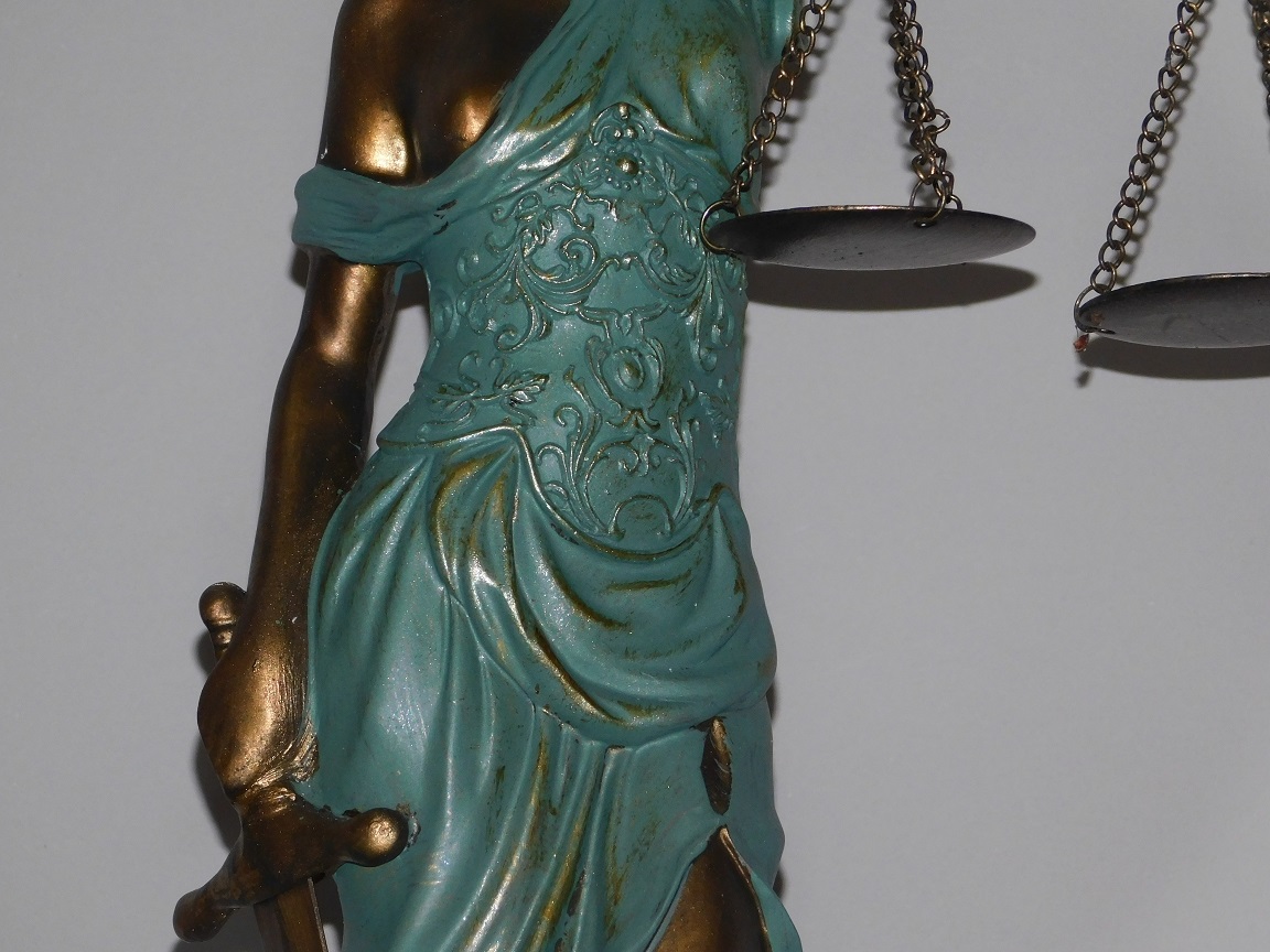 Groot beeld van Vrouwe Justitia, polystone,  turquoise