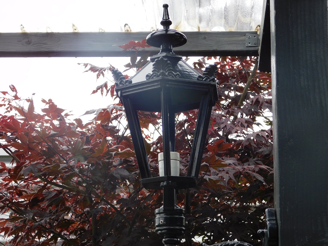 Klassieke tuinlamp / wandlamp, aluminium - zwart, sierlijke arm + kleine kap