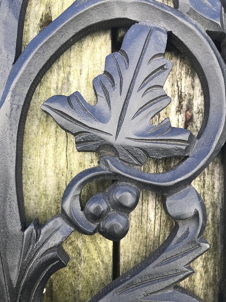 Houten wandornament met een reliëf van een tak met druiven, S