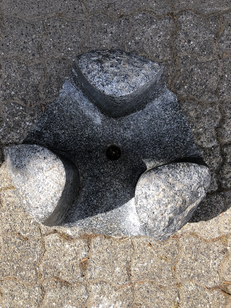 Granieten geslepen bol als waterloop, ornament, staand, vijverornament, watertrap., laatste!