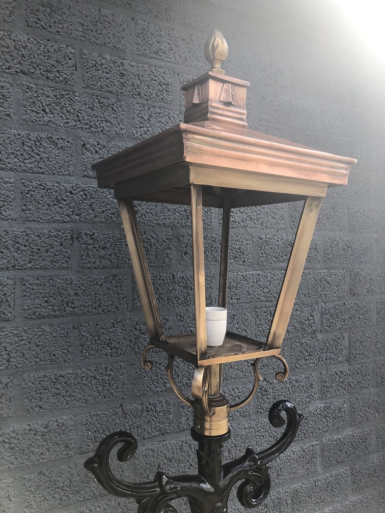 Buitenlamp, lantaarn met keramische fitting en glas, gegoten aluminium paal, zwart, met koperen vierkante kap, hoog 240 cm.