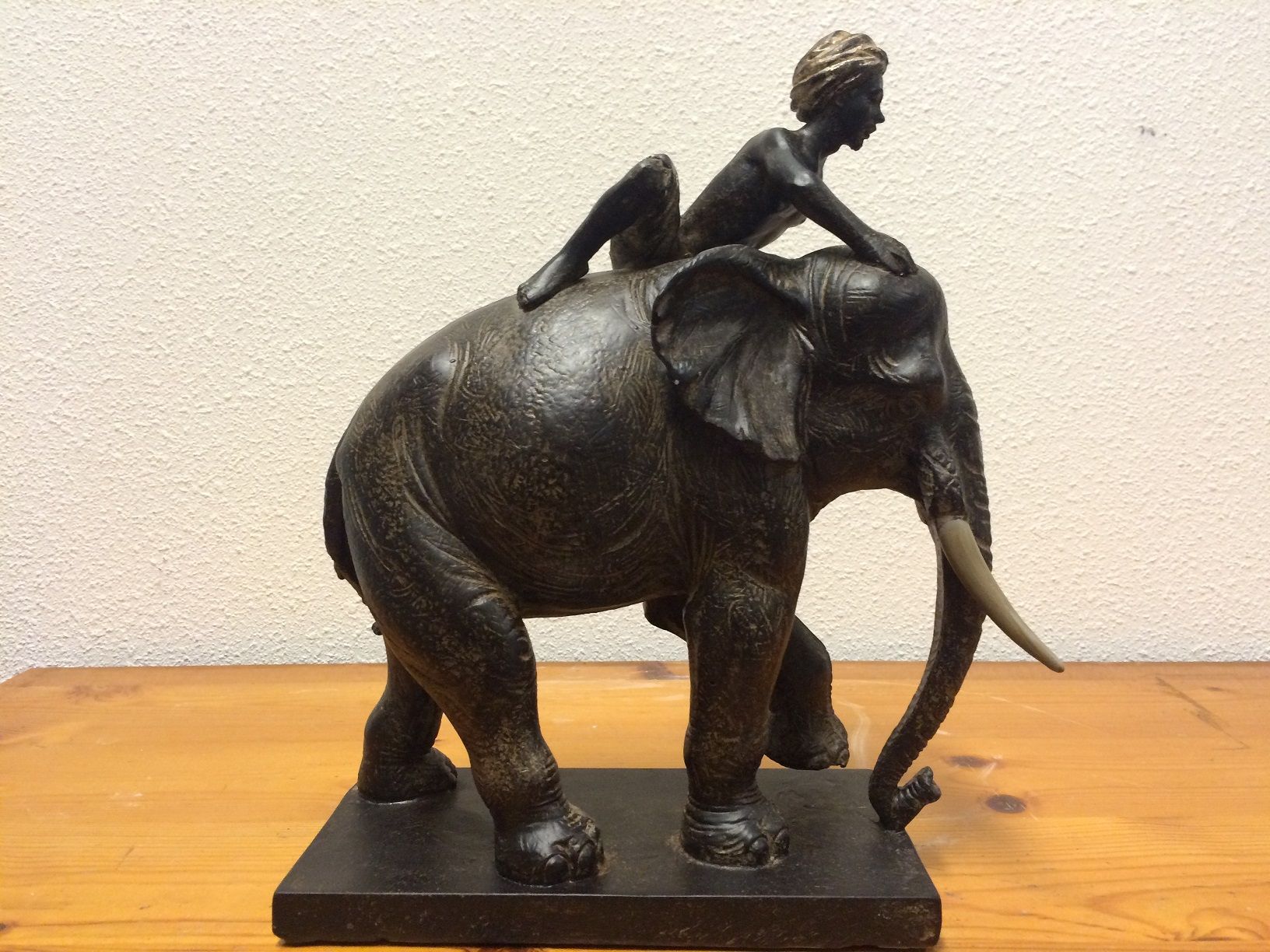 1 Skulptur olifant met ruiter, Polystein