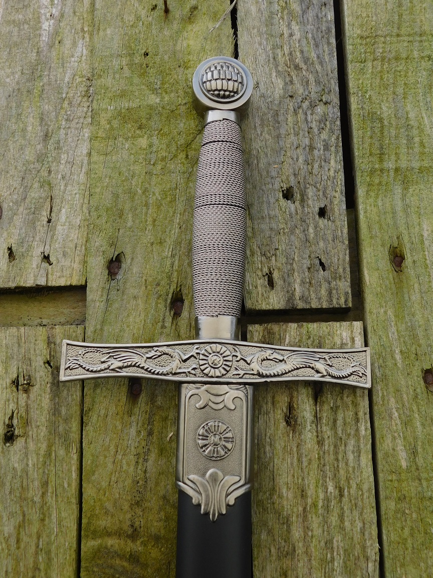 Decoratief stijlvol zwaard, met fraai handvat, ridder zwaard met schede.