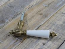 Deurklink met keramisch handvat wit, gepatineerd messing