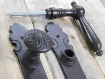 Ensemble de quincaillerie de porte, fer antique comprenant 1 bouton, 2 x plaque longue PZ, 1 poignée de porte, y compris le mandrin.