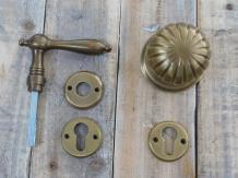 Set : 1 bouton de porte avec grande rosace + 1 + 1 rosace de poignée de bouton de porte, 2 rosaces de serrure, patine laiton avec tige filetée de 93 mm de long et écrou borgne