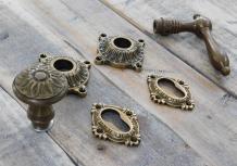 Quincaillerie de porte antique : avec bouton en laiton, poignée de porte et rosaces
