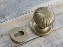 Deurknop met veiligheidsslot en wapenschild, koperen knop met rozet is niet roteerbaar, met bevestigingsschroeven