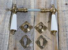 Set de poignées de porte avec rosettes, 2 x poussoirs de porte, 2 vérins et 2 rosettes pour serrure de porte d'entrée, laiton (PZ)