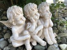 3 anges assis en rang - polystone - 26 cm - blanc vieilli
