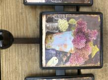 Kapstok, 3 bordjes met bloemenmotief, van metaal, kledinghaak